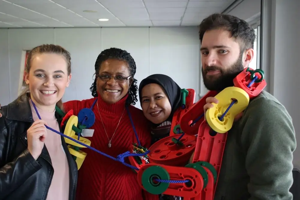 Participantes participando en la actividad del collar MTa, mejorando las habilidades de resolución de problemas y trabajo en equipo