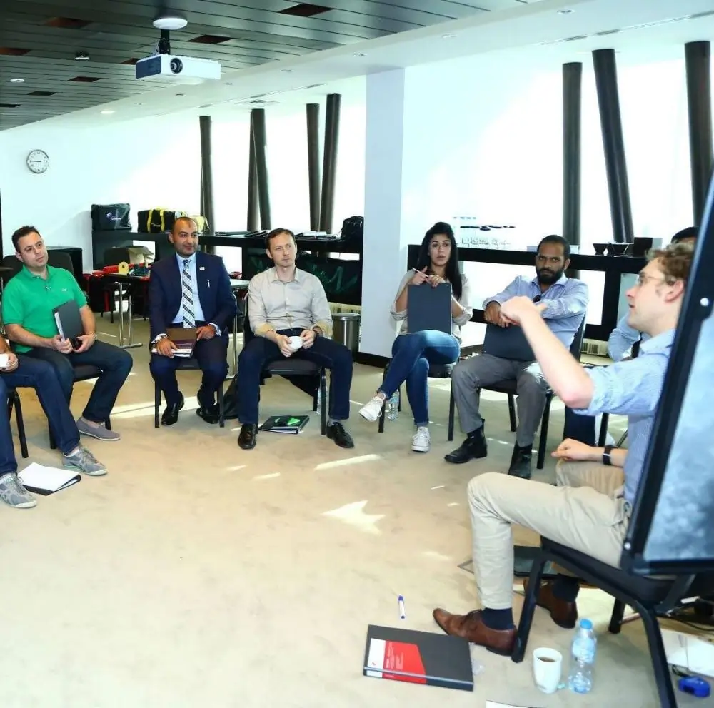 Participantes reflexionando y discutiendo los puntos clave de una clase magistral de MTa para mejorar la resolución de problemas.