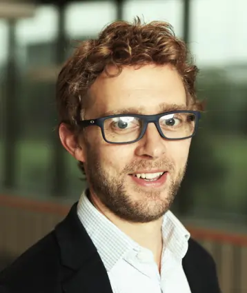 Jamie proporcionando apoyo experto para garantizar el uso exitoso de los Kits MTa en el aprendizaje experiencial.